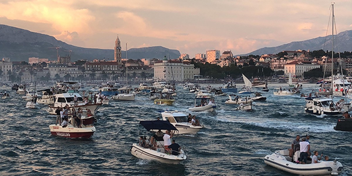 UŽIVO ISPRAĆAJ OLIVERA: Katamaran se otisnuo od obale uz pjesmu 'Vela Luka', brojni brodovi ga ispratili iz splitske luke