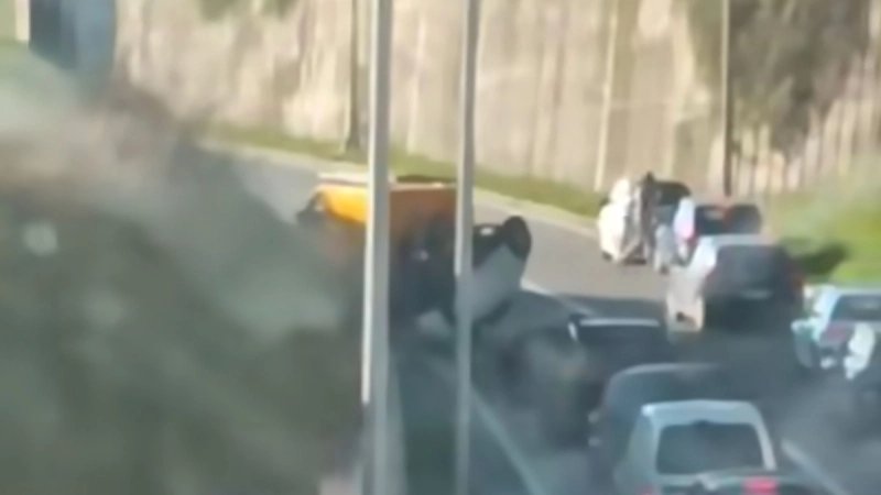VIDEO Teška prometna u Splitu: Auto završilo na krovu, jedna osoba je ozlijeđena