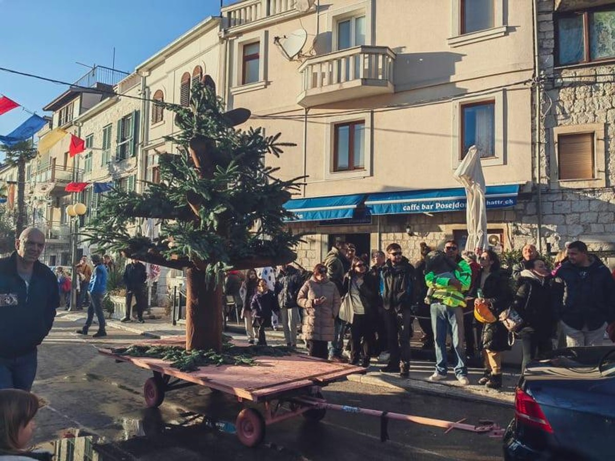 KRNJE U KAŠTELIMA: Za sve nedaće kriv dvojac na čelu države, a užgat će stablo!