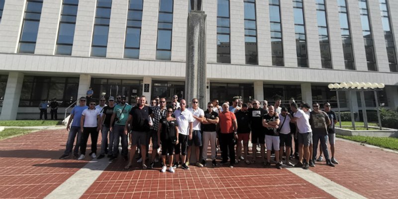 KAŠTELANSKI TAKSISTI VOZILI OD RESNIKA DO SPLITA 'Pustite Silvija Kneževića, nevin leži u zatvoru'