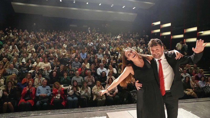 FOTO Komedija 'Kako ubiti suprugu ili supruga bez suvišnih zašto' sinoć nasmijala gledalište Teatra uz more