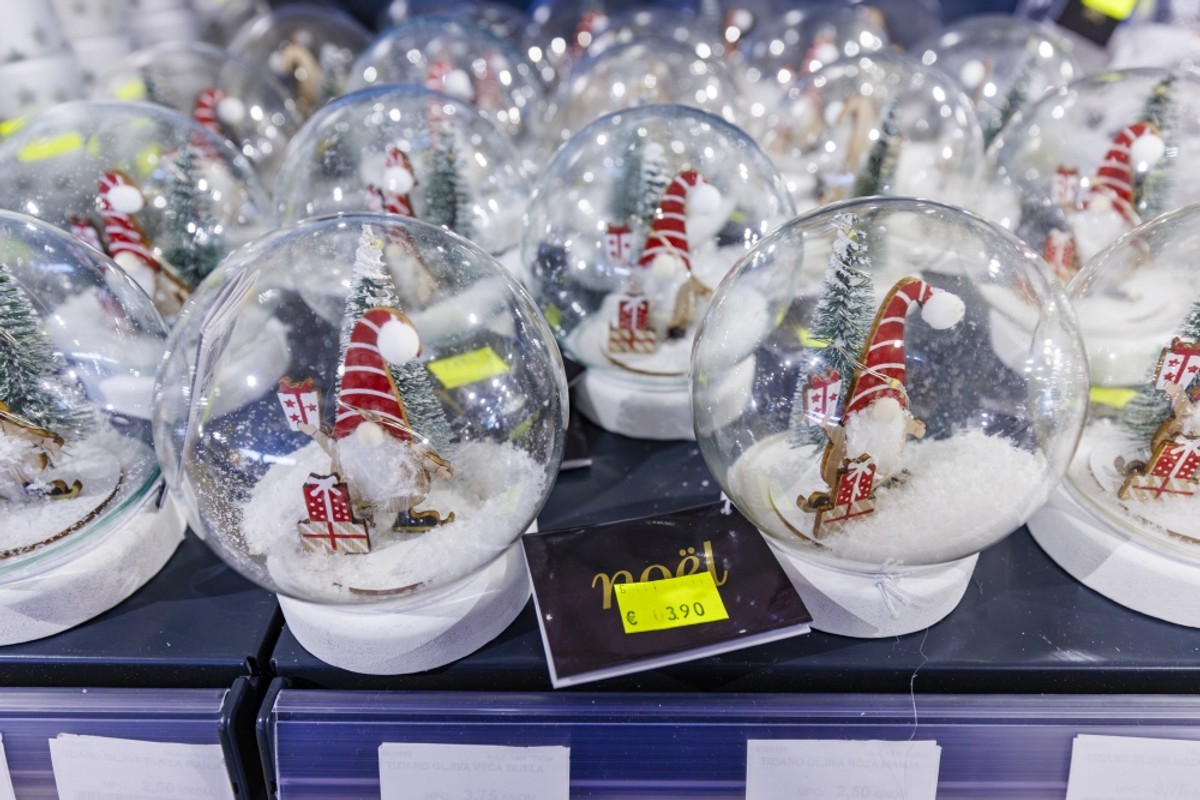 Božićna groznica trese Dalmaciju: U kaštelanskom outletu krenuo Black Friday! Božićni asortiman na 50% popusta, a na rasprodaji su stabla maslina i limuna