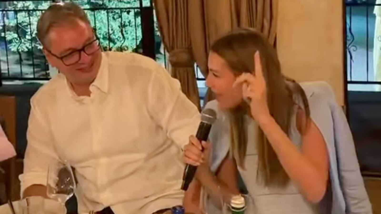 VIDEO Vučić objavio snimku: Ministrica uzela mikrofon, a onda je zapjevao i on
