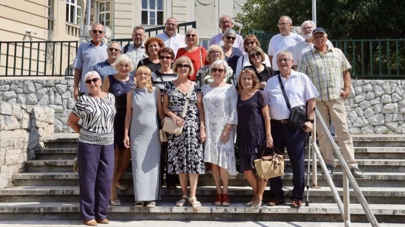 OKUPLJANJE NAKON POLA STOLJEĆA Nekadašnji učenici Vladimira Nazora ponovno u klupama, ovaj put bez straha od ispitivanja