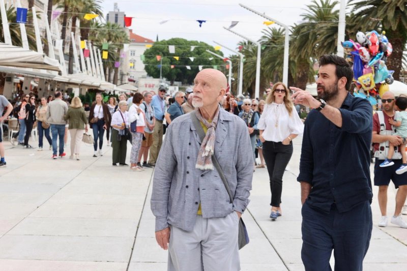 FOTO/VIDEO John Malkovich plijeni pažnju na splitskoj Rivi