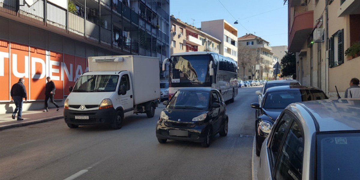 JUTROS U ZVONIMIROVOJ: Kad na cesti parkiraju kamion i Smart...