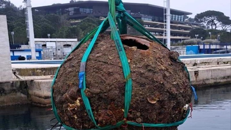 ROVINJ Iz mora izvađena protubrodska mina zaostala iz Drugog svjetskog rata