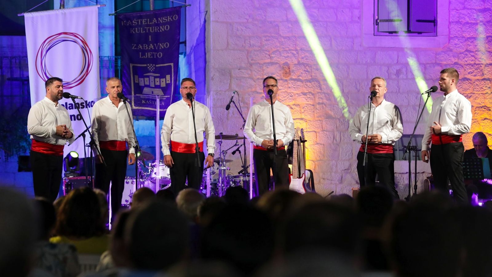 FOTOGALERIJA Klapa Cambi jubilarnim koncertom zatvorila Kaštelansko kulturno i zabavno ljeto