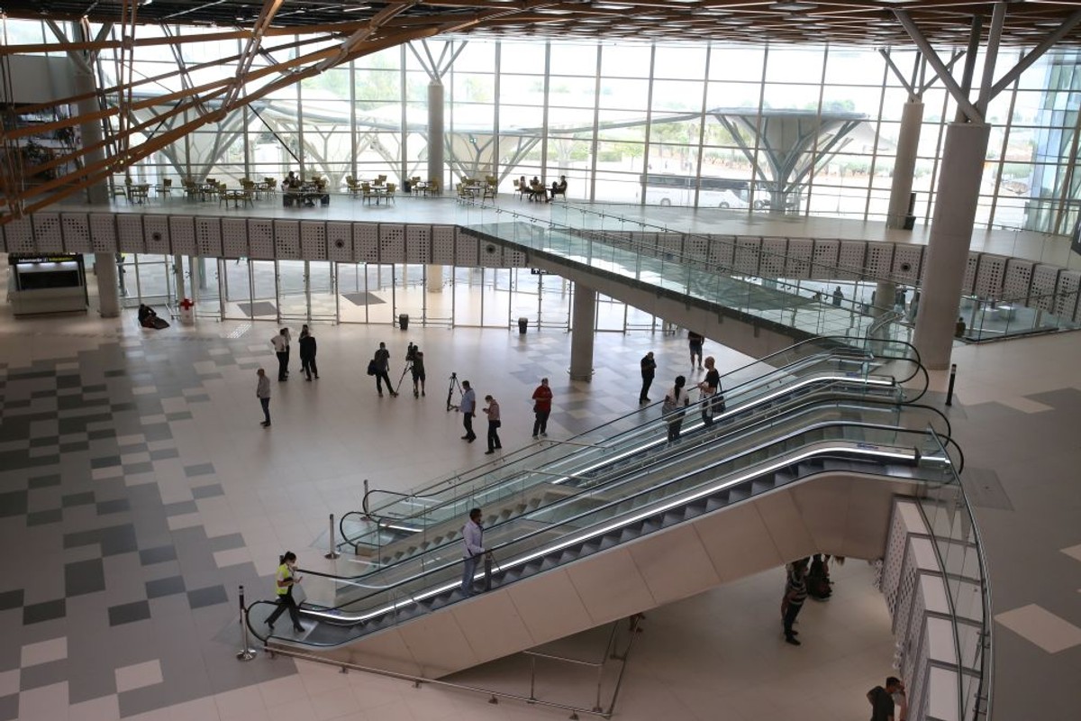 DALEKO OD OLTARA Prste dalje od našeg aerodroma!