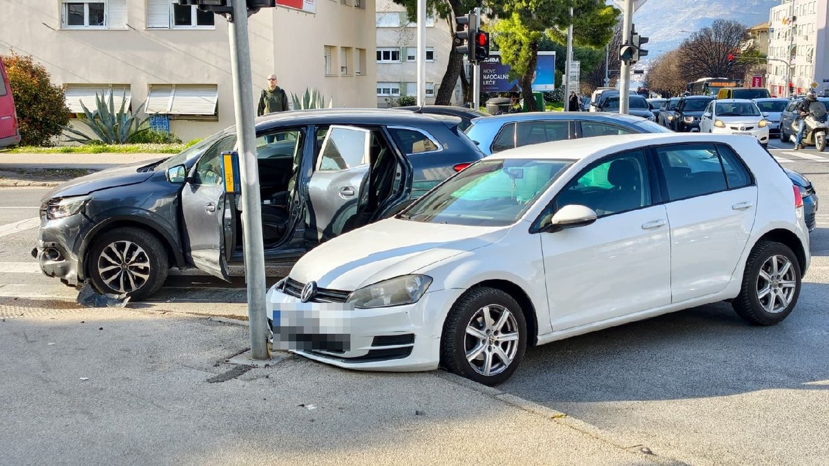 FOTO Prometna nesreća na križanju Dubrovačke i Velebitske u Splitu