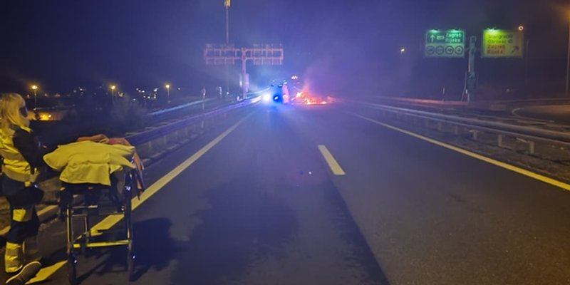 VIDEO Drama na A1 kod Maslenice, nogometaši Uskoka izvukli vozača iz gorućeg automobila!