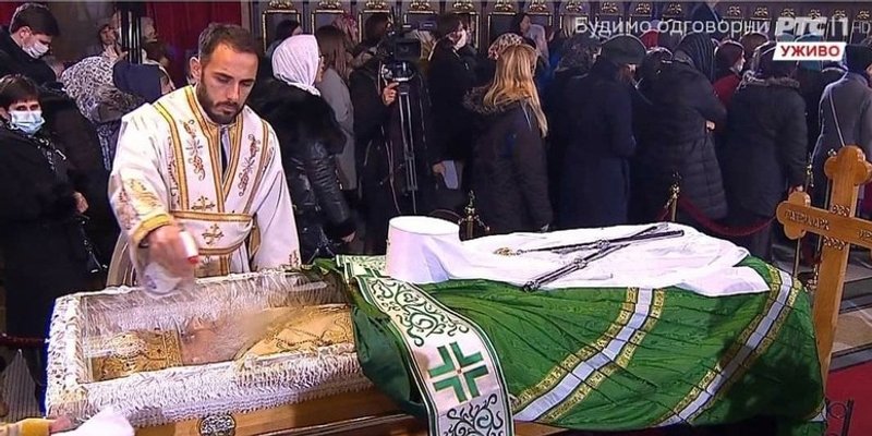 Stavili staklo preko mrtvog patrijarha da ga ljudi ne ljube, a sad novi problem - ljube staklo!