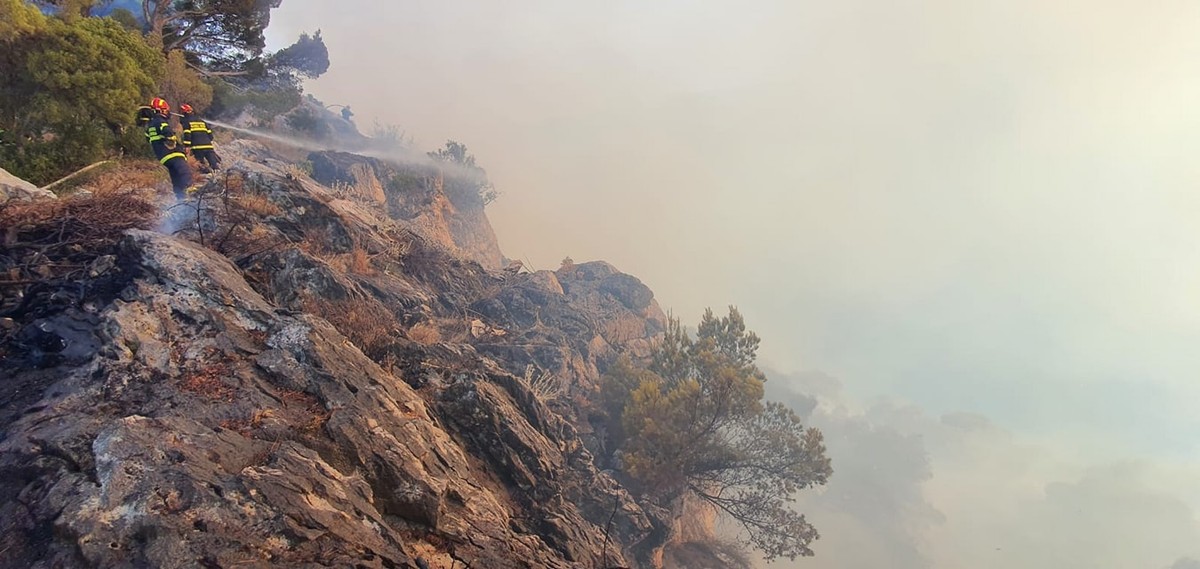 POŽAR NA MAKARSKOJ RIVIJERI Gori Kraljev gaj kraj Tučepa