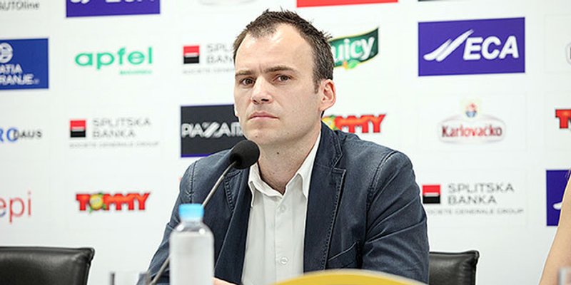 Pročitajte odgovore Slavena Marasovića na pitanja čitatelja Dalmatinskog portala: Zašto je smijenjen Brbić, hoće li se Hajduk pojačati, kako će se postaviti prema HNS-u...