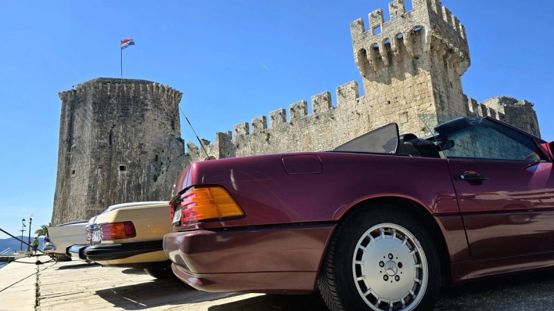 FOTOGALERIJA Automobili iz prošlog stoljeća mamili poglede u Trogiru