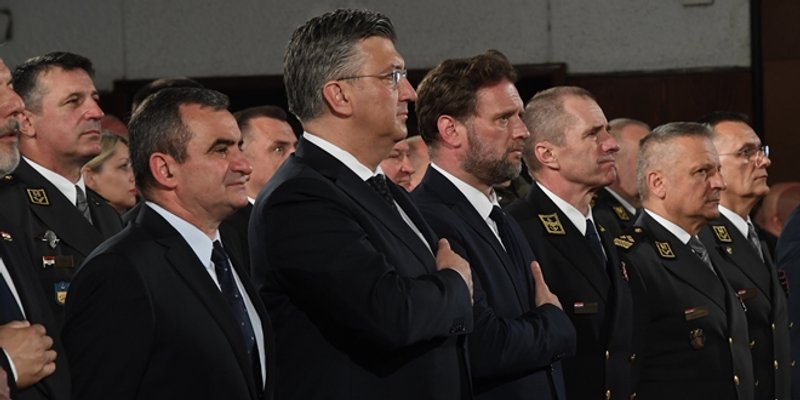 BANOŽIĆ NA DANU HV-A 'Vi ste snaga modernog doba, jamac sigurnosti i mira'