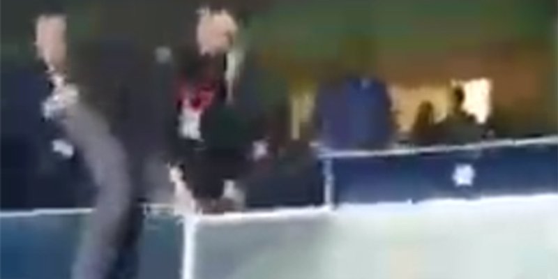 LUDILO U TURSKOJ Predsjednik Fenerbahčea preskočio ogradu i nasrnuo na navijače svog kluba, pogledajte snimku!