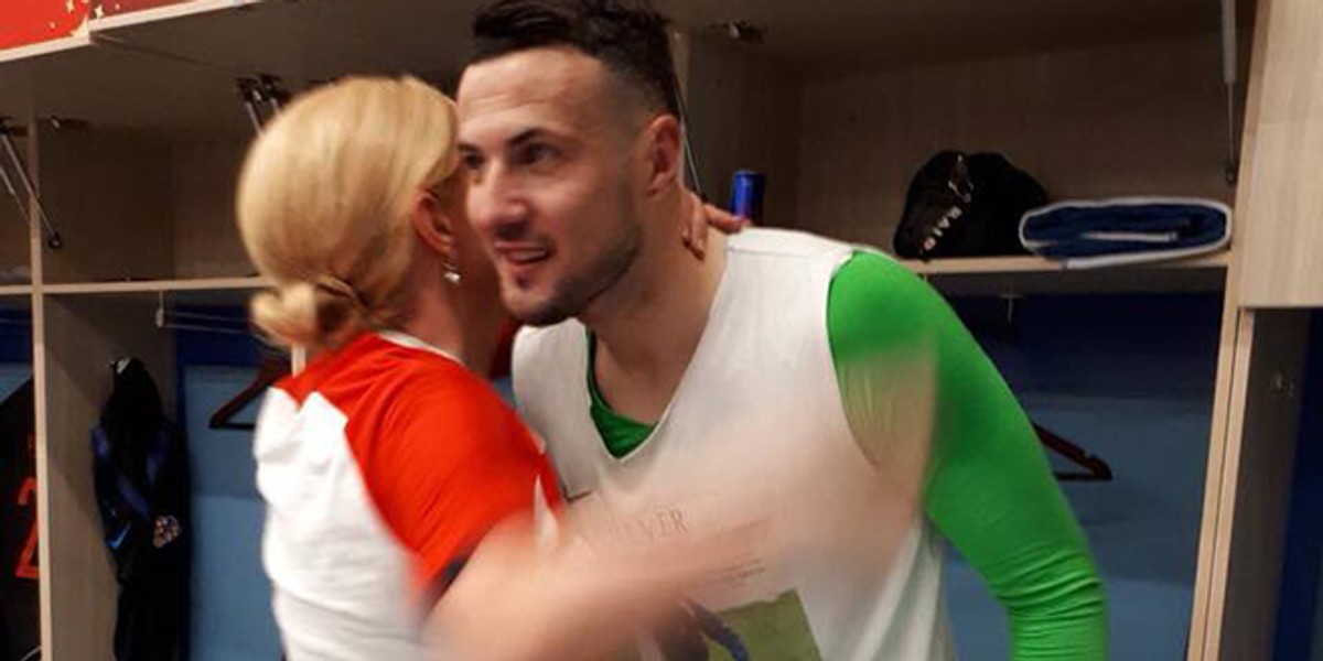 Kolinda nakon utakmice u svlačionici čestitala izborniku Daliću i igračima, te objavila fotografije sa Subašićem i Modrićem