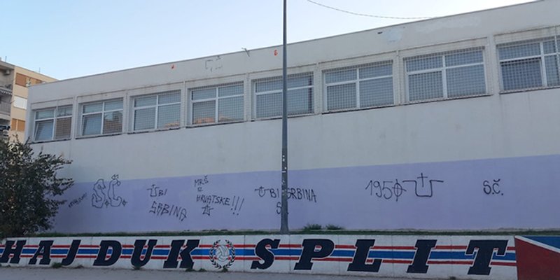 FOTOGALERIJA Prijeteći grafiti na školskoj dvorani na Plokitama