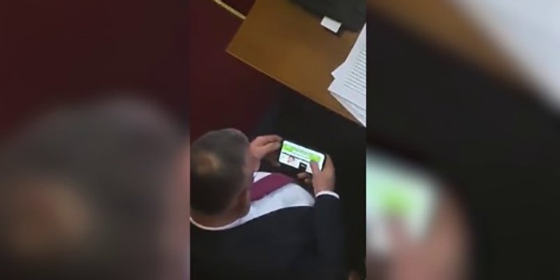 SRBIJA Zastupnik koji je gledao pornić za vrijeme rasprave podnio ostavku
