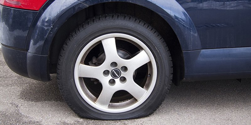 Vulkanizeri po Rijeci bušili gume na skupim autima da bi imali više posla