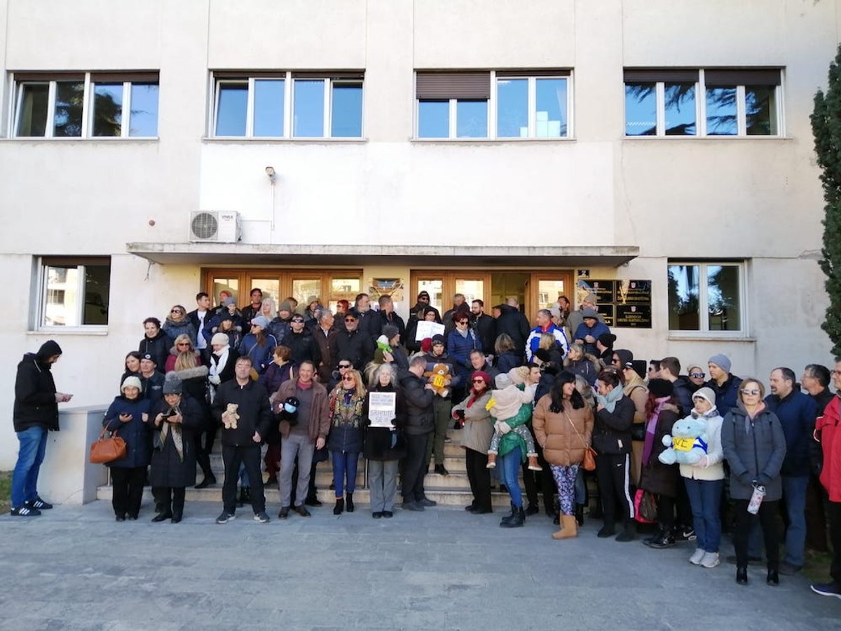 Prosvjed pred Županijom | foto: Veljko Martinović