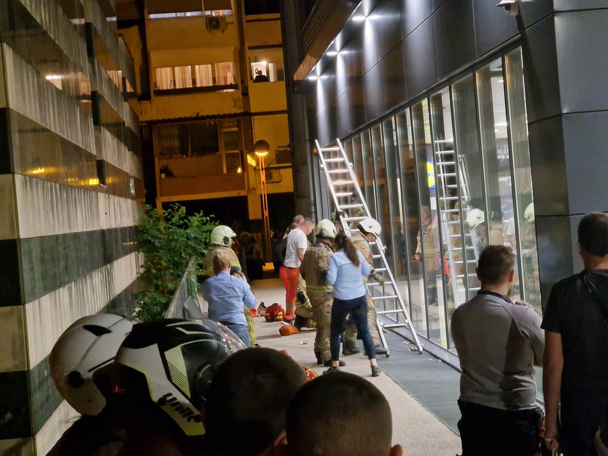 DRAMA KRAJ LIDLA Pokušao izvući ključeve iz šahte pa upao u nju. Vadili ga vatrogasci