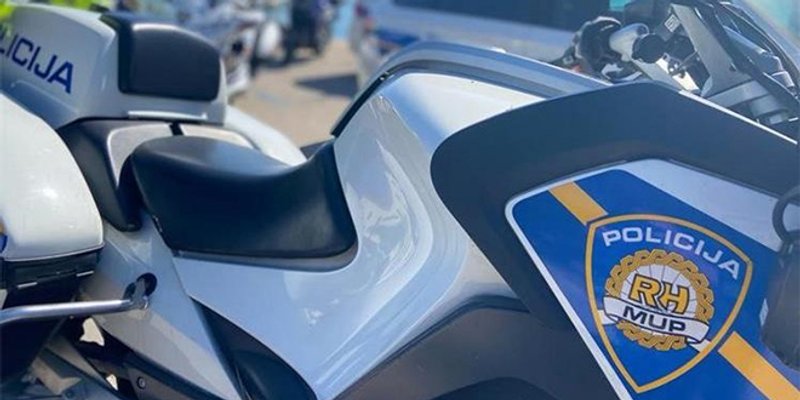 Bježao makarskoj policiji bez vozačke i tablica, a onda je udario u dva njihova vozila