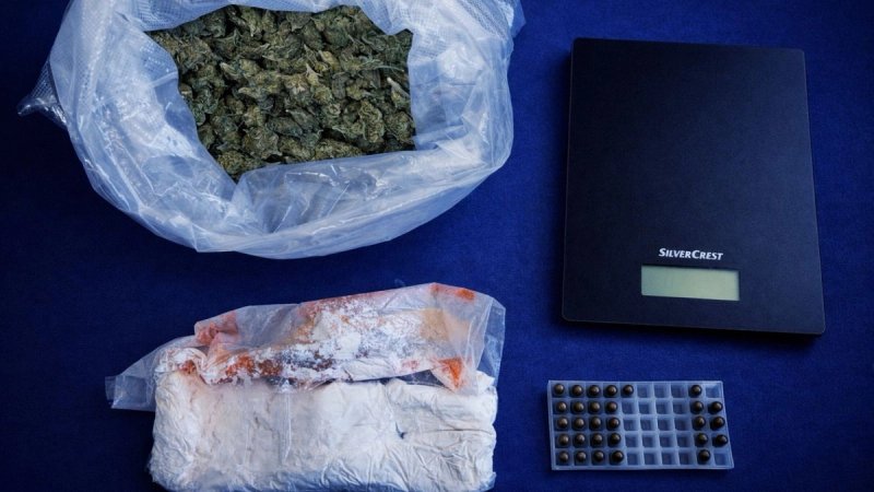 Policija u stanu u Splitu pronaša veću količinu različitih vrsta droga i streljivo