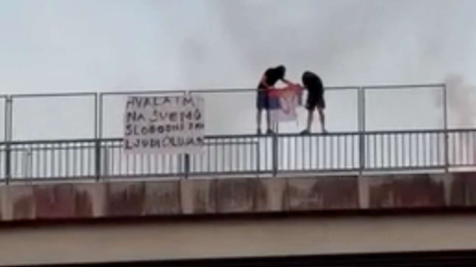 Kod Otočca zapalili srpsku zastavu