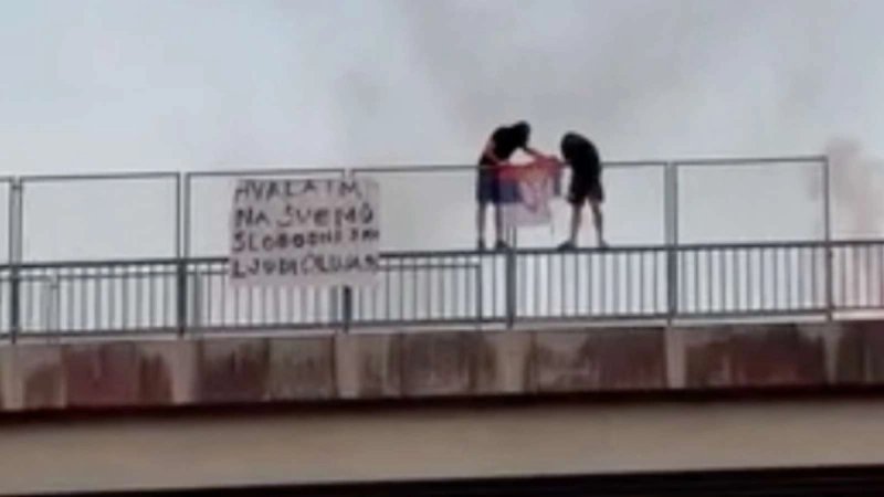 Kod Otočca zapalili srpsku zastavu