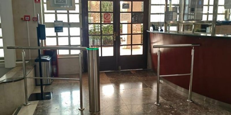 VRATA KOJA ULIJEVAJU STRAH Kontrola zaposlenika Banovine krenula po zlu