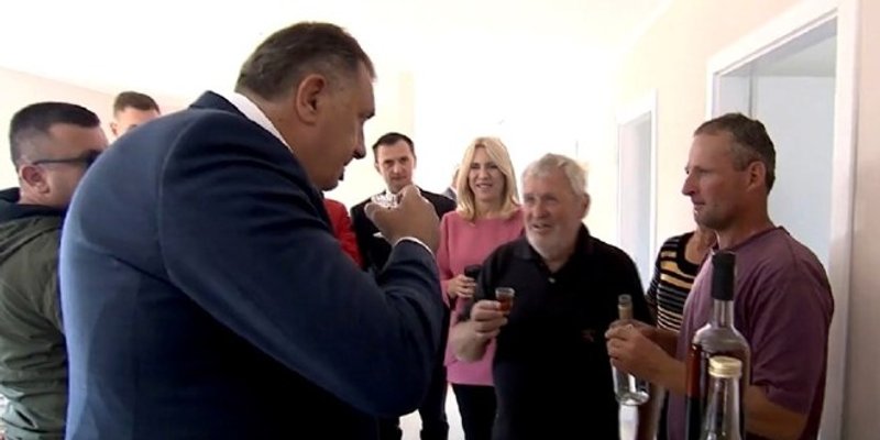 Dodik helikopterom sletio na Baniju i pio rakiju: Ovo je tužan kraj