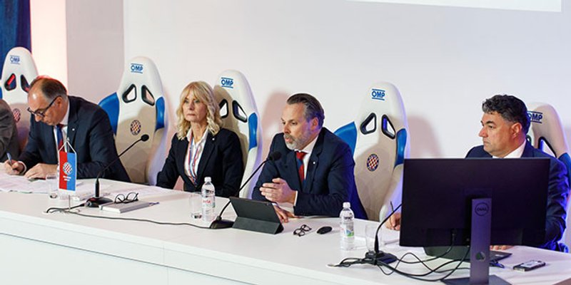 KRAJ SKUPŠTINE HAJDUKA Jakobušić: Vodstvo HNS-a kaže 'nogometna obitelj'. Onda bi to trebala biti i naša obitelj, naša familija, ali mi tu ne osjećamo poštovanje!