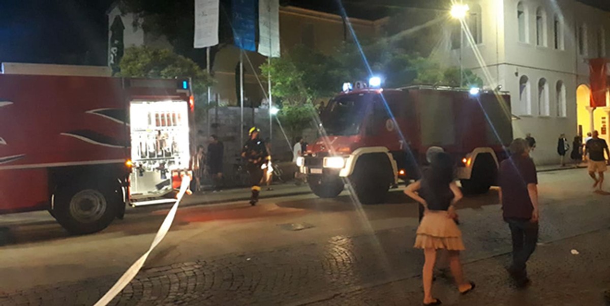 POŽAR U CENTRU SPLITA: Gori u restoranu na Pjaci!