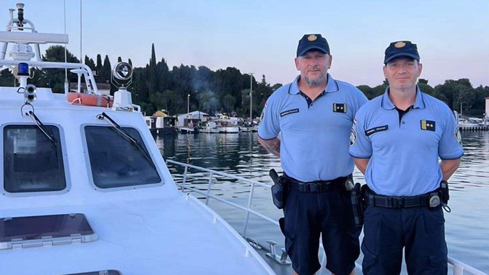 Pomorski policajci spasili dvije osobe koje su iscrpljene plutale morem