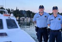 Pomorski policajci spasili dvije osobe koje su iscrpljene plutale morem