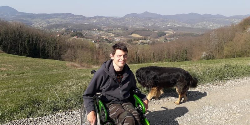 NEVJEROJATNA BEŠĆUTNOST Nepokretnom mladiću netko je ubio psa