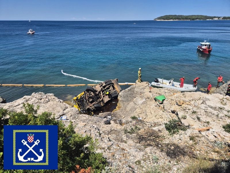 PULA: U tijeku sanacija onečišćenja nakon pada komunalnog kamiona u more