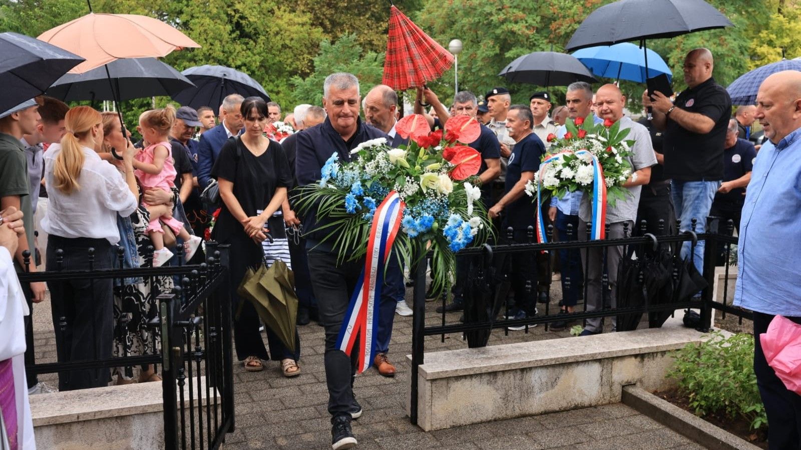 FOTO Obljetnica napada na vojarne JNA u Sinju, upaljene svijeće za poginule Kambera i Ercega
