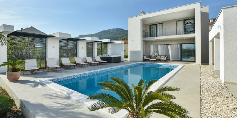 NAJBOLJE OD DALMACIJE Vila Formosa - moderna ljepotica u Kaštel Lukšiću koja osvaja sve koji je posjete