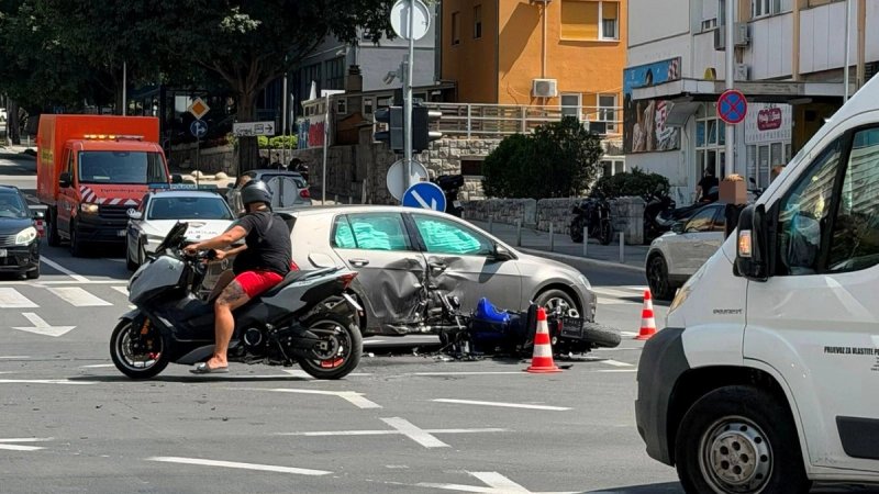 Sudar motocikla i auta na 'crnom raskrižju' u Splitu