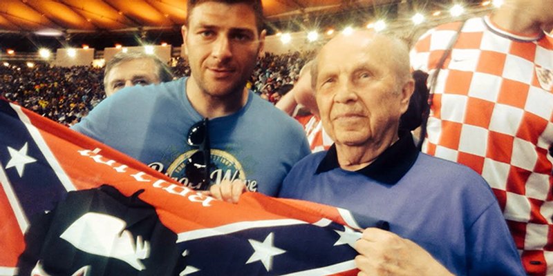 Dinamov predsjednik Mirko Barišić s Torcidinom zastavom i porukom 'HNS, mafijo'