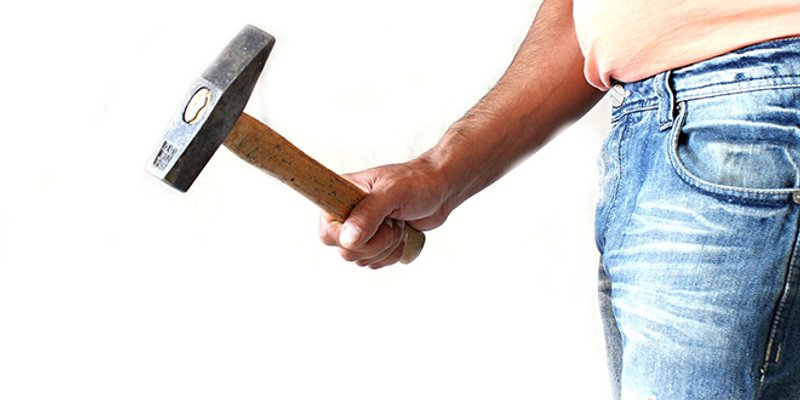 POKUŠAJ UBOJSTVA Buka mu ometala san pa dvojicu mladića izmlatio čekićem po glavama