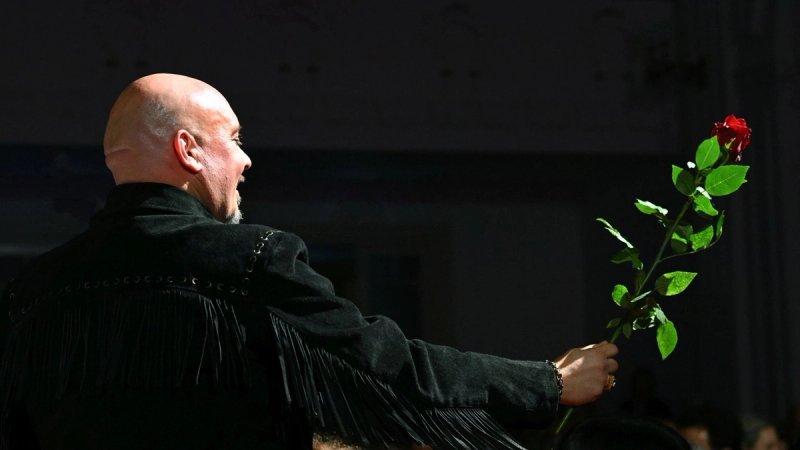 FOTOGALERIJA Saša Jakelić pjevao hitove Elvisa Presleyja i dijelio ruže u Hrvatskom domu