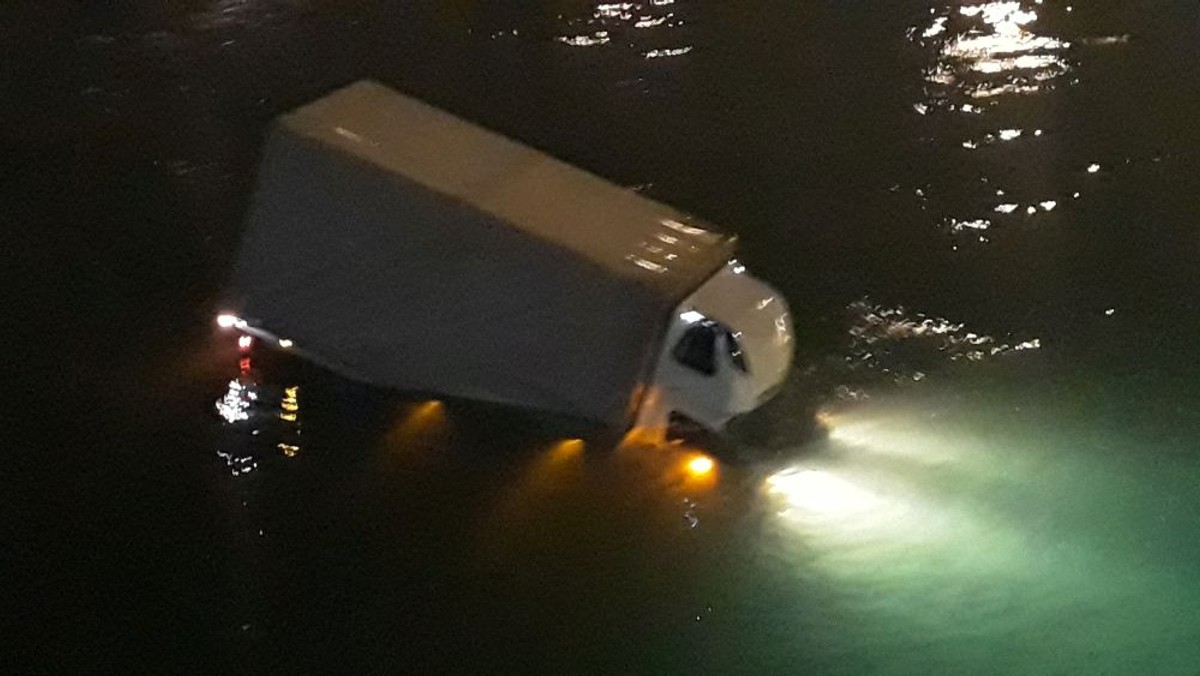 Kamion upao u more u Trajektnoj luci Split