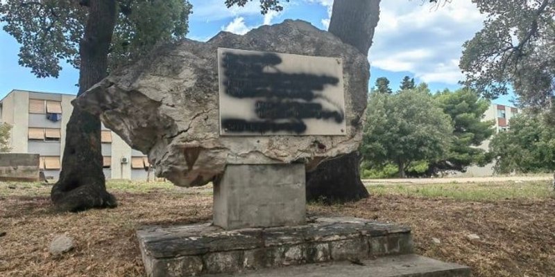 VIDEO: VANDALSKI ČIN Crnim autolakom posprejana spomen ploča Prvom splitskom partizanskom odredu na Plokitama