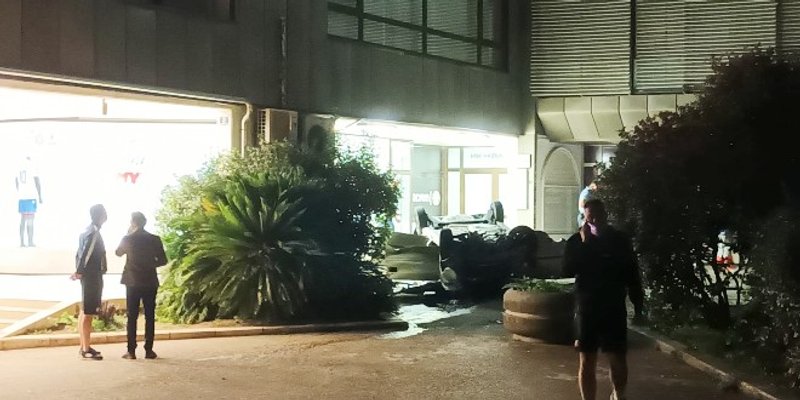 FOTO/VIDEO: TEŠKA PROMETNA NA POLJUDU Automobilom sletjeli sa stadionske šetnice, probivši ogradu, pred službeni ulaz u Hajduk