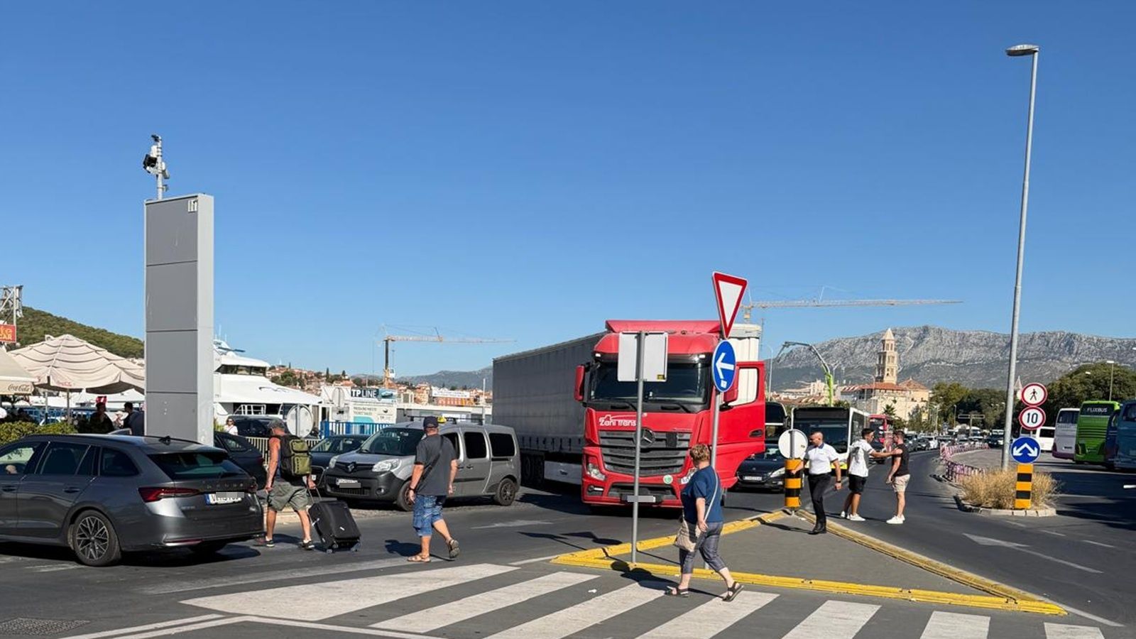 VIDEO Sve zbog vozača taksija: Kilometarska kolona za trajektnu luku
