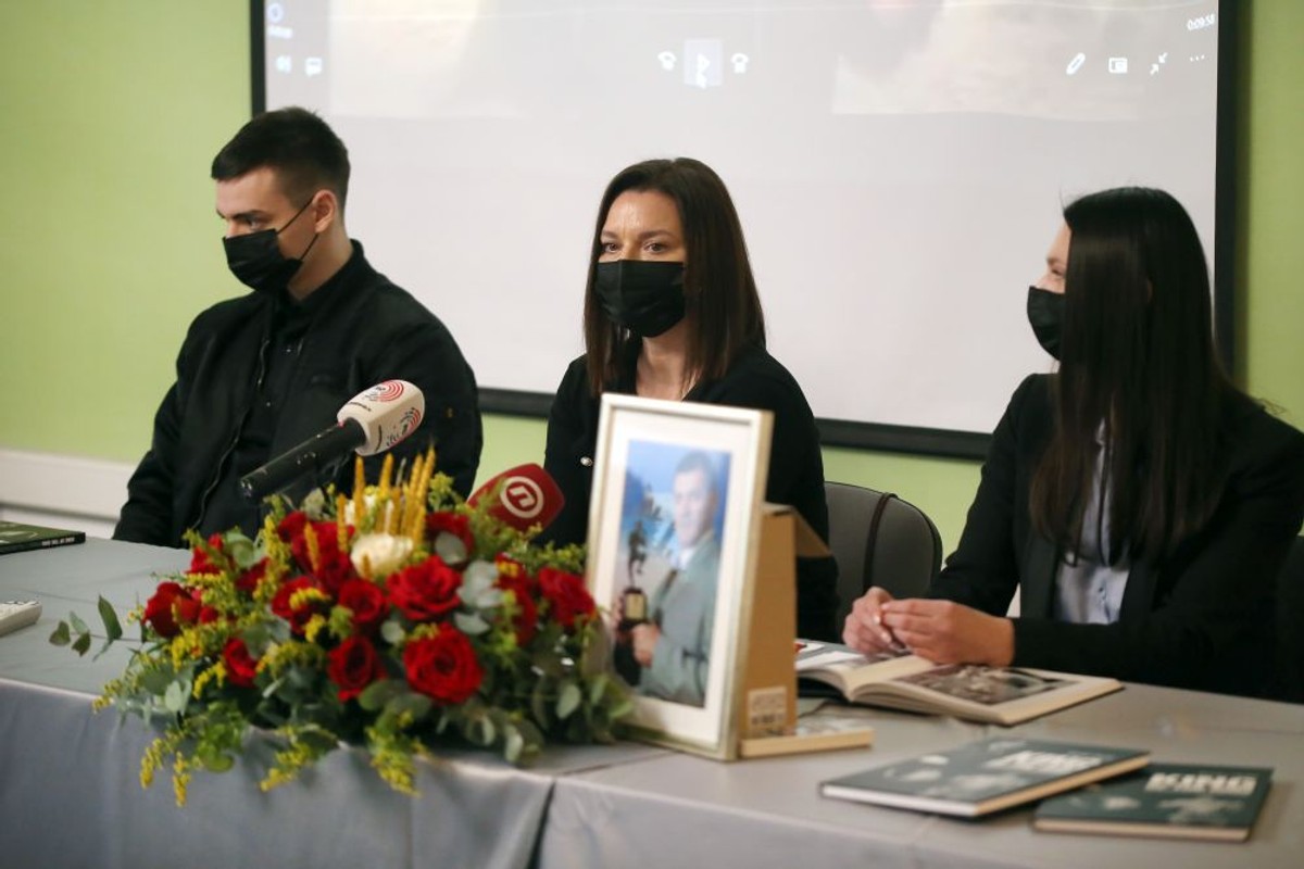 Knjiga o Branko Cikatiću / foto: Veljko Martinović